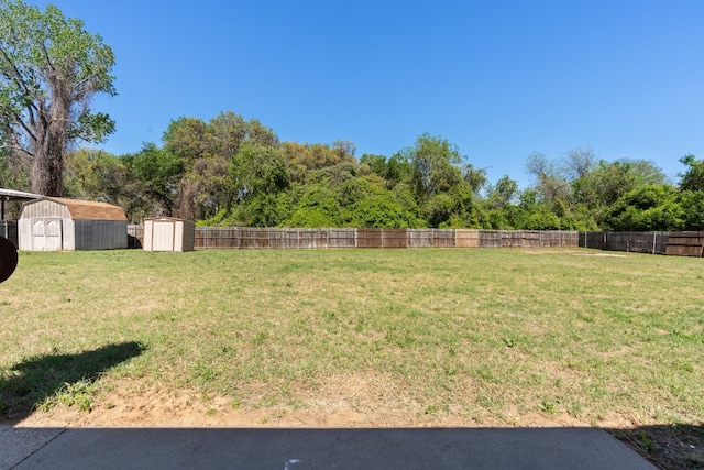 view of yard featuring a storage shed