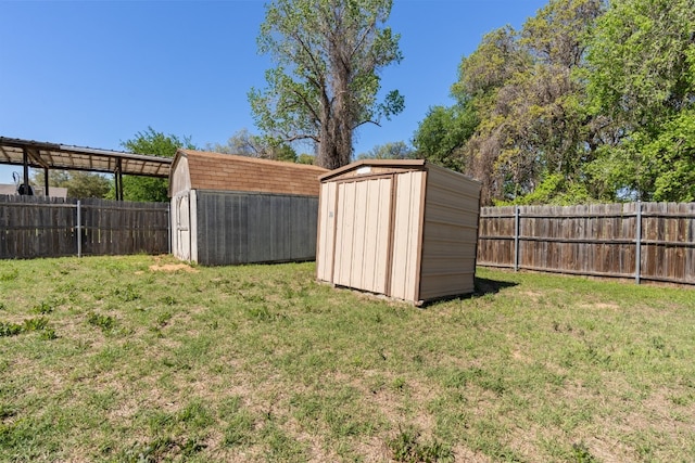 view of yard with a storage unit