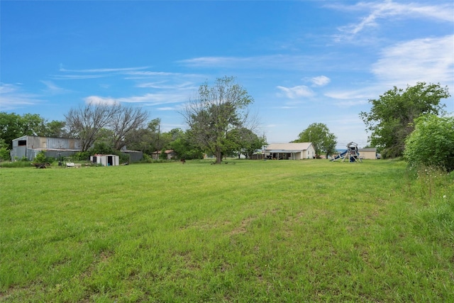 view of yard featuring a shed