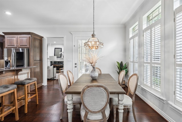 dining room featuring crown molding, dark hardwood / wood-style floors, and a notable chandelier