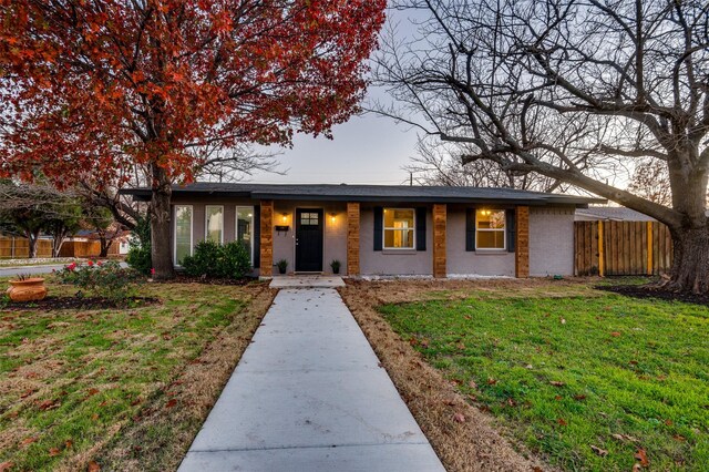 ranch-style house featuring a front lawn