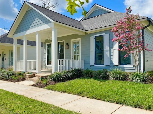 view of front facade featuring a porch and a front yard