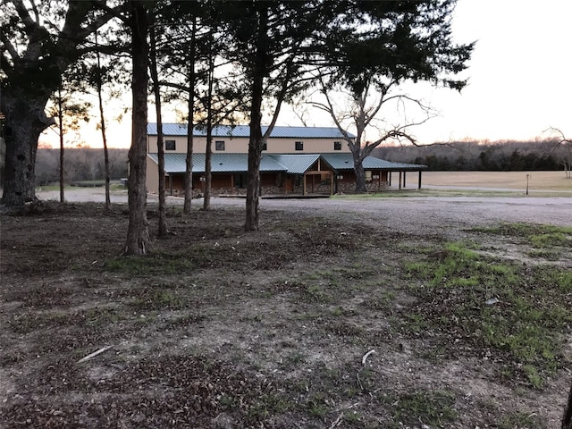 view of yard at dusk