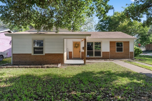 view of front of house featuring a front lawn