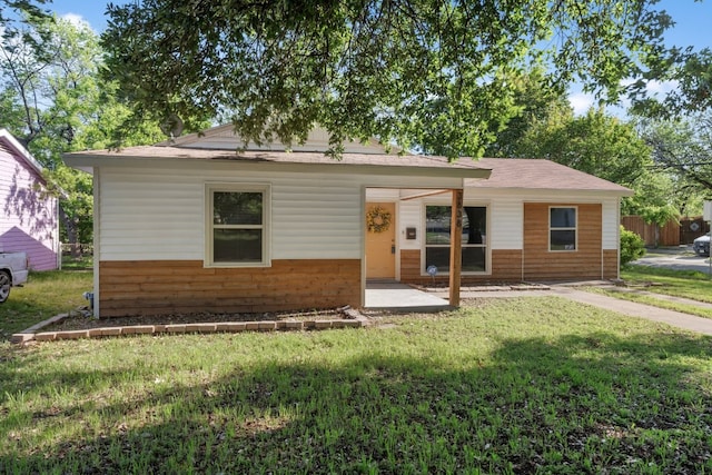 view of front of property with a front yard