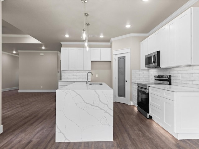 kitchen featuring stainless steel appliances, tasteful backsplash, dark wood-type flooring, an island with sink, and white cabinets