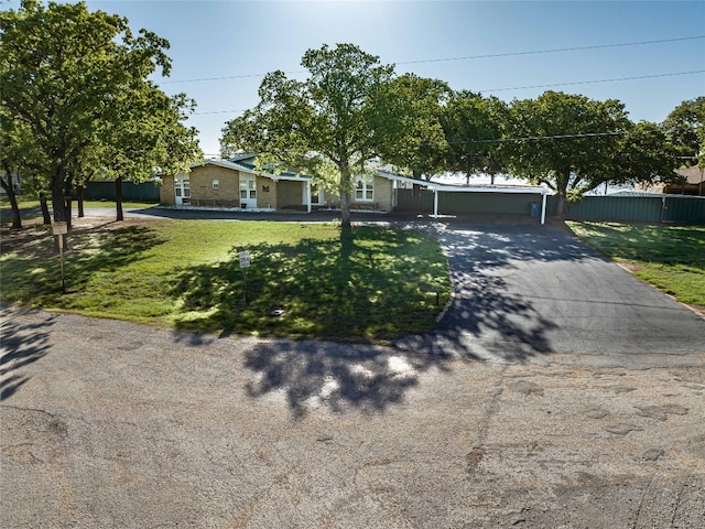 view of front of property featuring a front yard