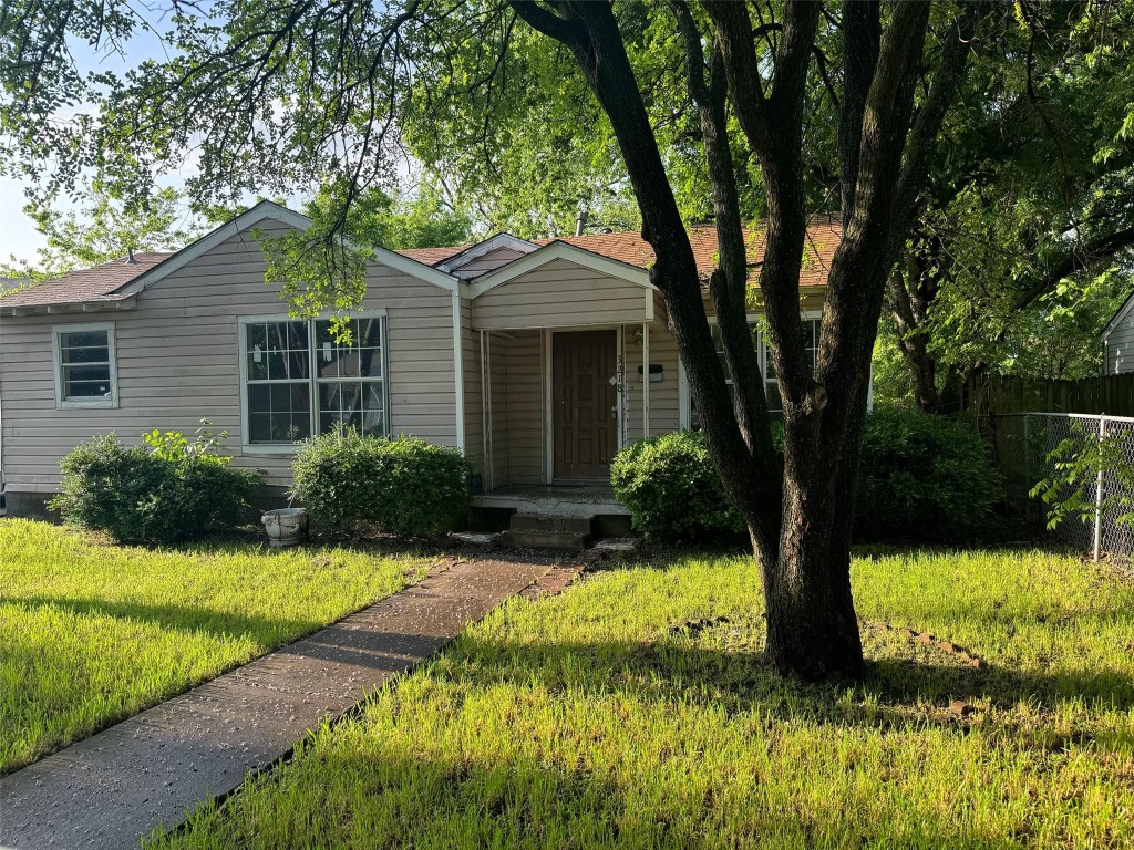 view of front of house featuring a front lawn