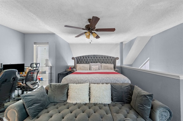 bedroom featuring ceiling fan and a textured ceiling