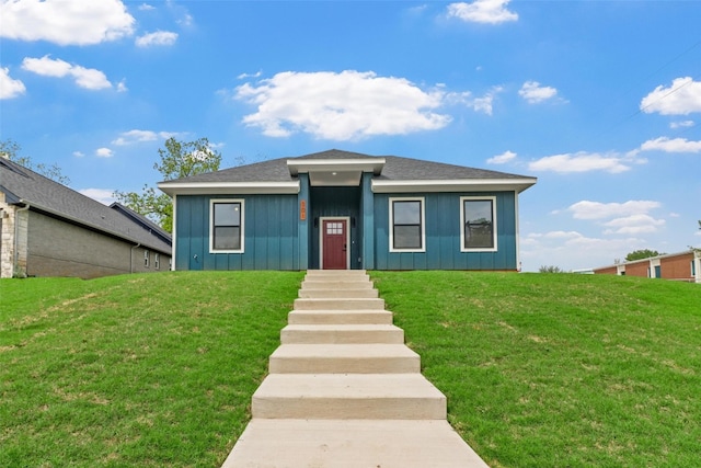 view of front of house featuring a front lawn