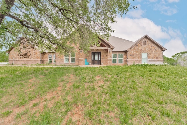 view of front of home featuring a front yard