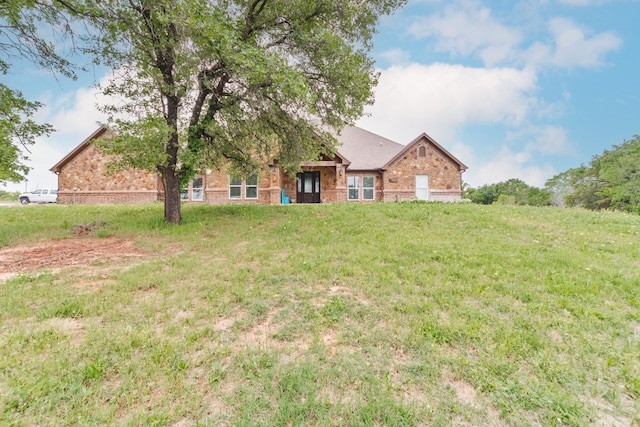 view of front of house featuring a front yard