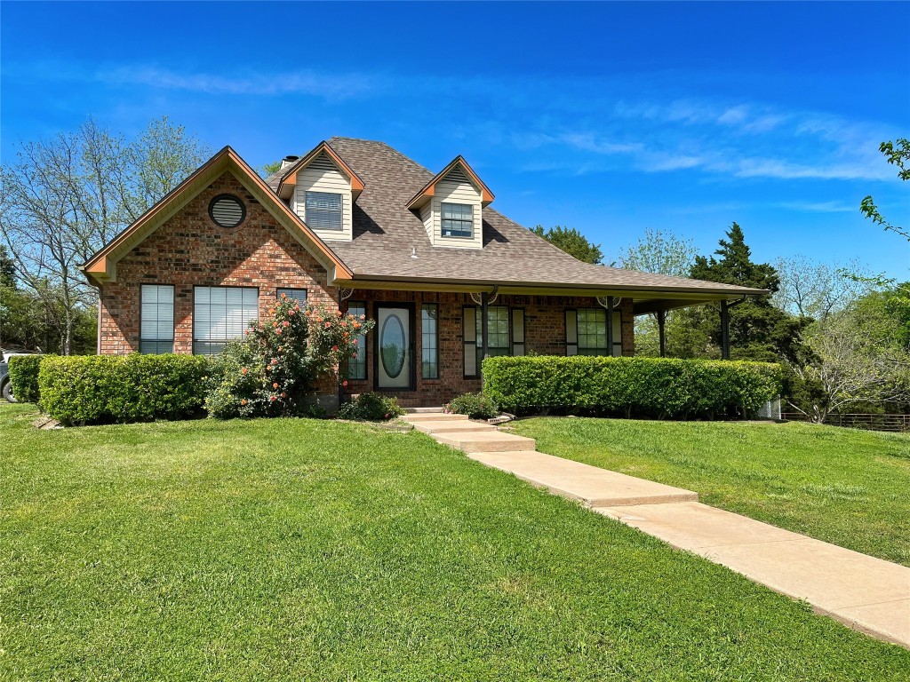 view of front of property featuring a front lawn