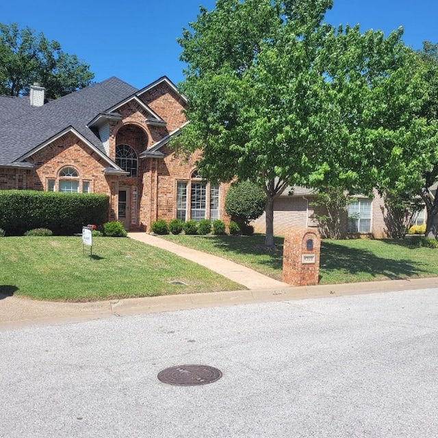 view of front facade featuring a front lawn