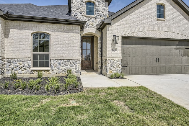 view of front facade with a garage and a front yard