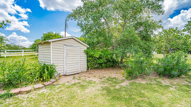 view of yard featuring a storage shed