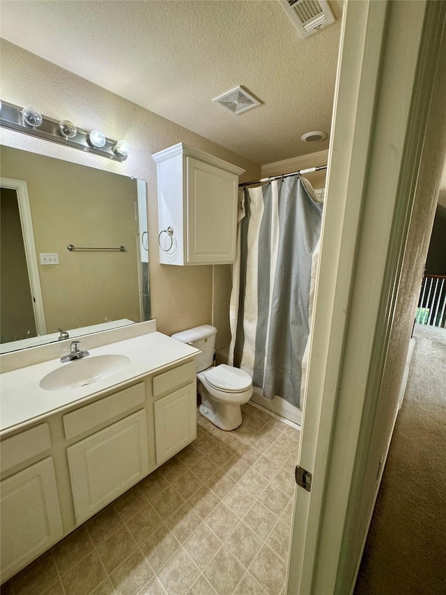 bathroom featuring a shower with curtain, vanity, a textured ceiling, and toilet