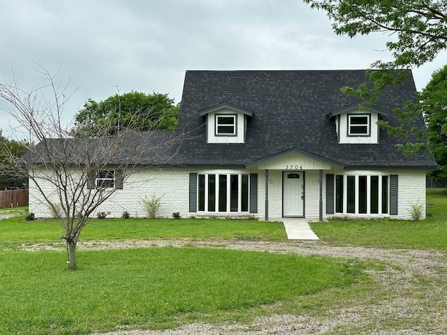 view of front of property featuring a front lawn