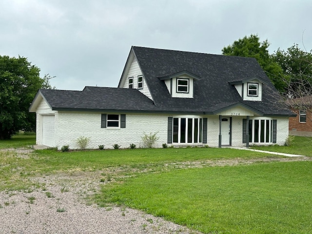 view of front facade featuring a front lawn