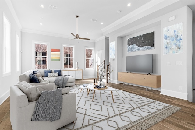 living room featuring hardwood / wood-style floors, crown molding, and ceiling fan