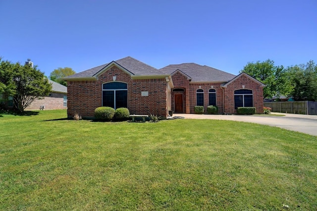 single story home with a front lawn