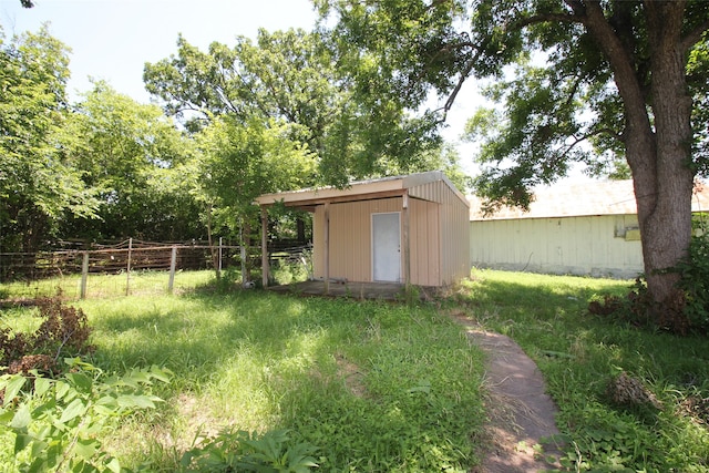 view of yard featuring a shed