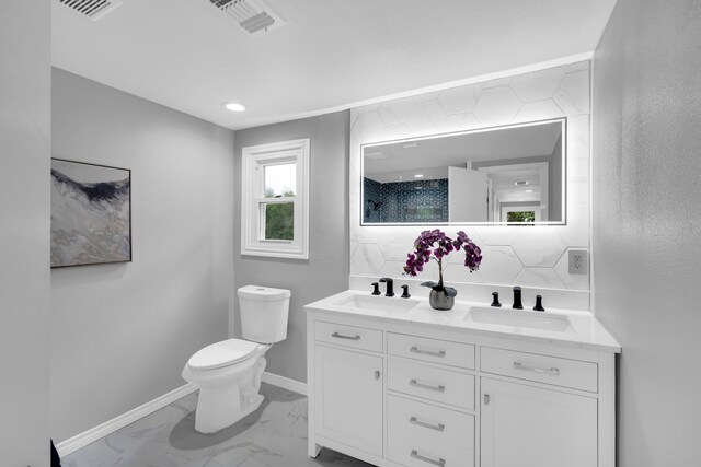 bathroom featuring tiled shower