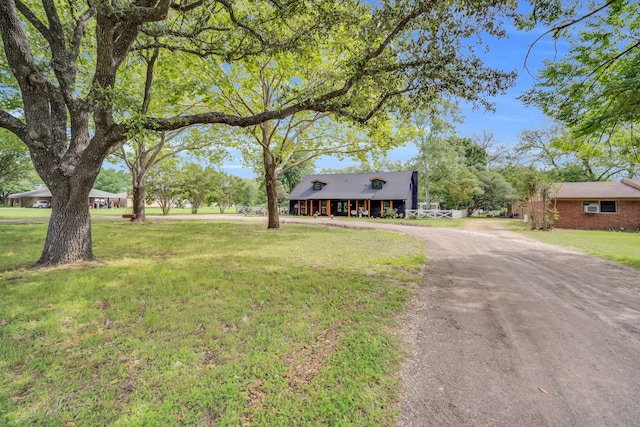 view of front of property featuring a front lawn