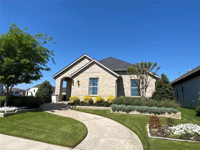 view of front of house featuring a front lawn