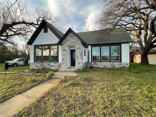 view of front of home featuring a front lawn