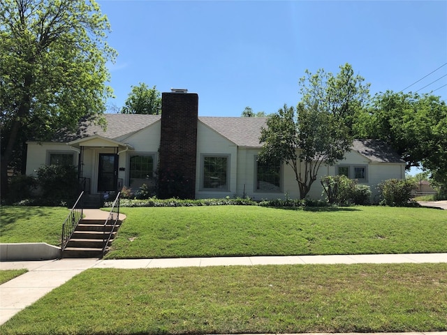 view of front facade featuring a front lawn