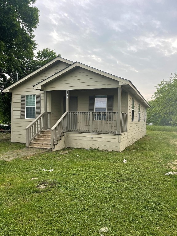 view of front of property featuring a front lawn and a porch