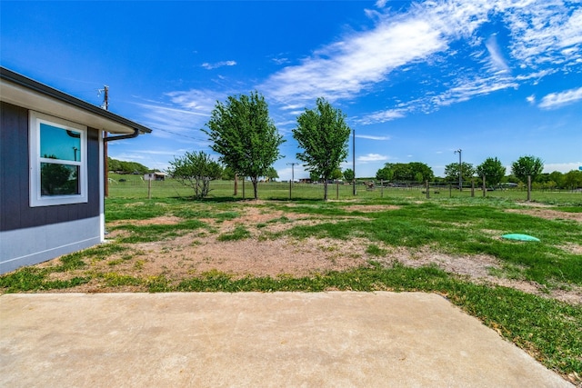 view of yard featuring a rural view