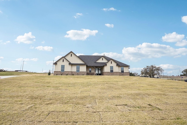 view of front facade with a front yard