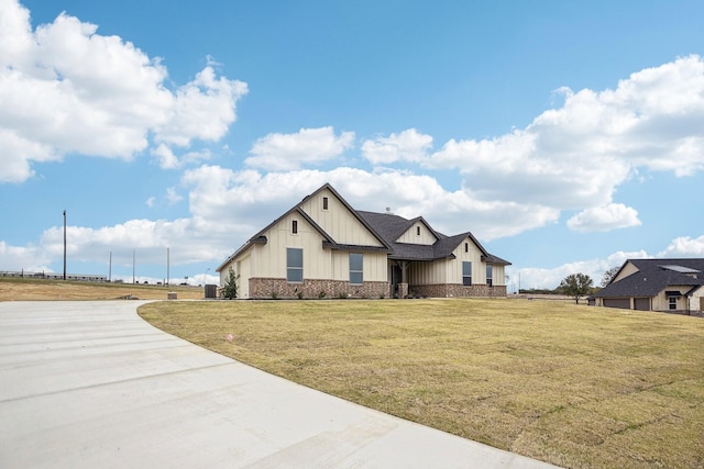 view of front facade featuring a front lawn