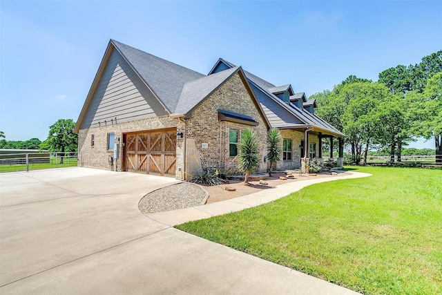 view of front of property featuring a front lawn