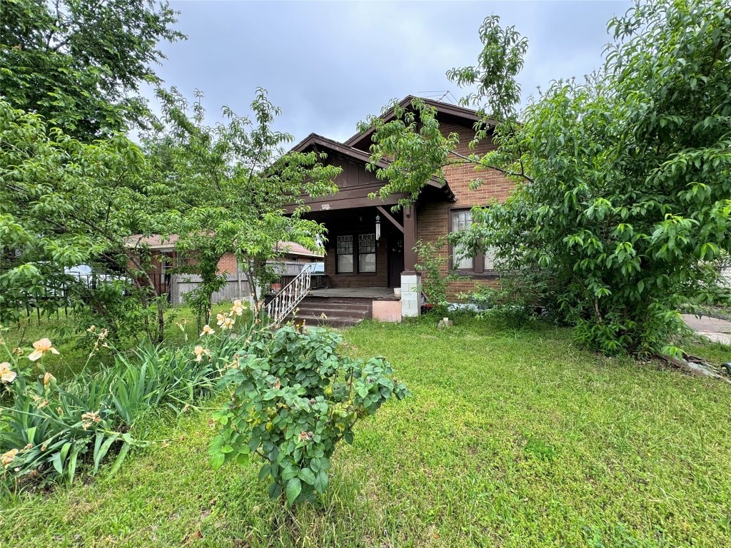 view of front of property with a front yard