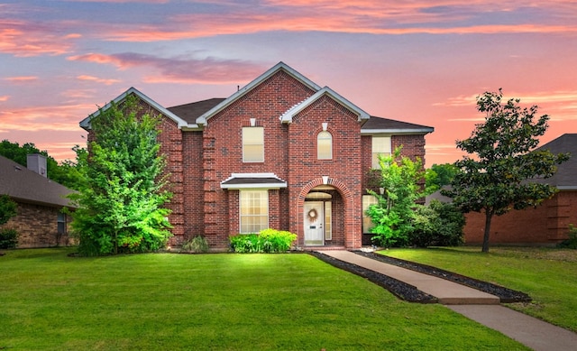 view of front facade featuring a lawn