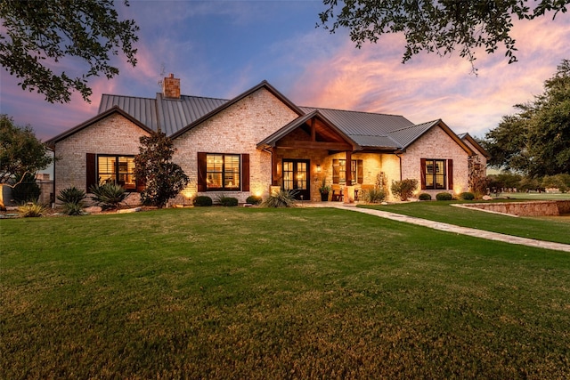 view of front of house featuring a yard