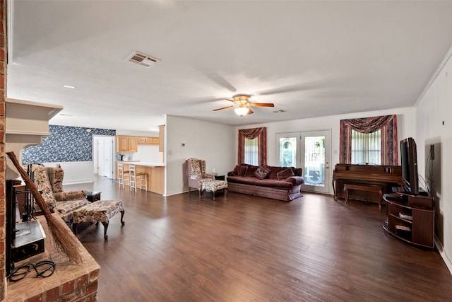 living room with dark wood-type flooring and ceiling fan