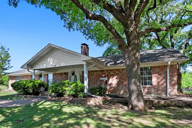 view of front of house featuring a front yard