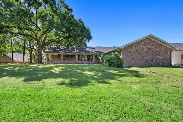 view of front of property featuring a front lawn