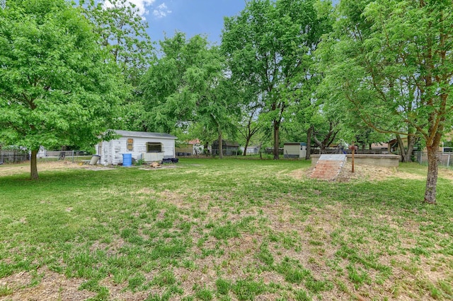 view of yard featuring a shed