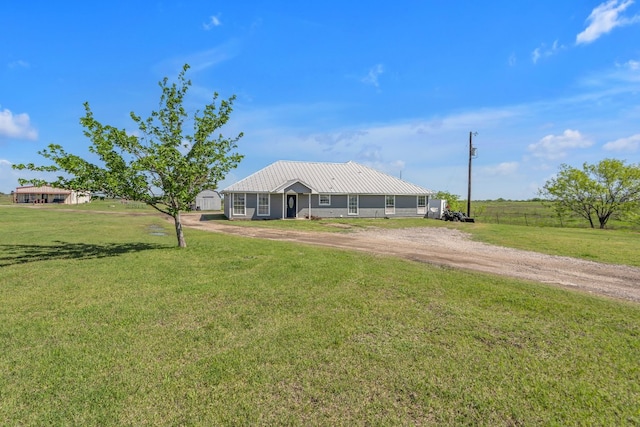 view of front facade featuring a front yard