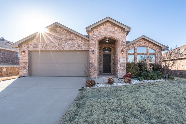 view of front facade featuring a garage and a front yard