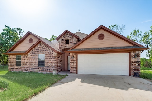 view of front of home featuring a front lawn and a garage