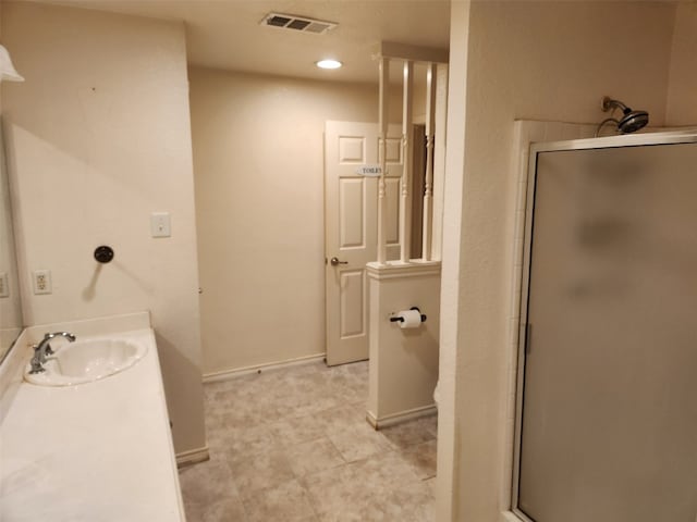 washroom featuring cabinets, sink, washing machine and dryer, and light tile floors