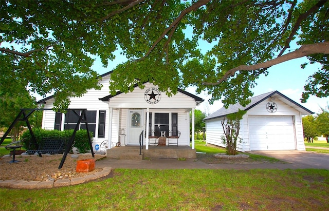 view of yard featuring an outdoor structure and a garage