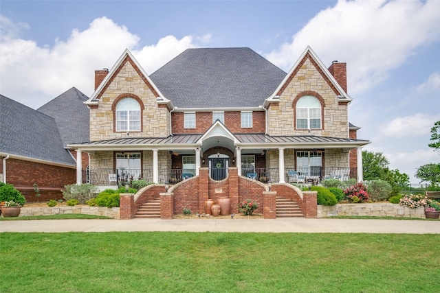 view of front of property featuring a front lawn and a porch