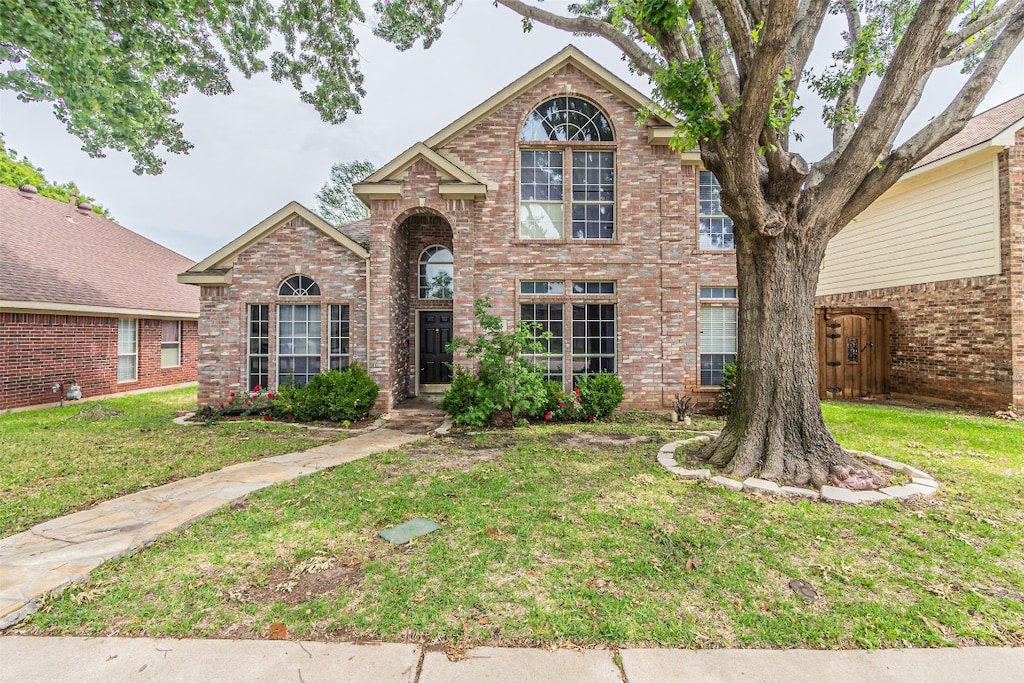 view of front of home with a front lawn